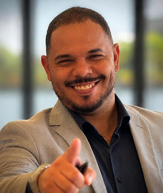 Luan Gouveia apontando para você