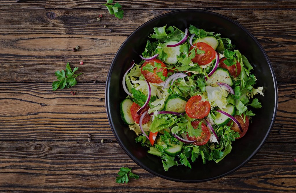 Salade composée fraîche aux tomates et concombres