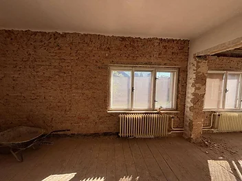 probíhá vyklízení stavby a odstraňování starých omítek – foto 1