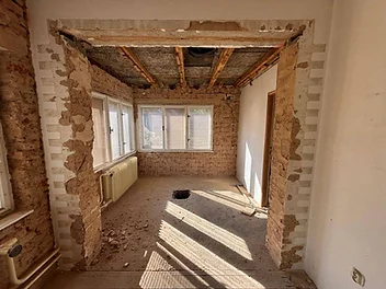 probíhá vyklízení stavby a odstraňování starých omítek – foto 2