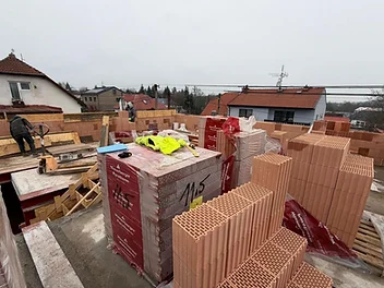 probíhá zdění 2NP – foto 3
