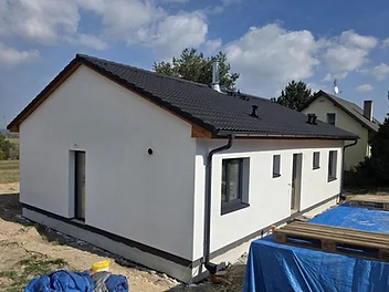 máme hotovou fasádu a pracujeme na vnitřních omítkách – foto 7