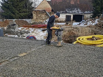 pracujeme na základech domu – foto 1