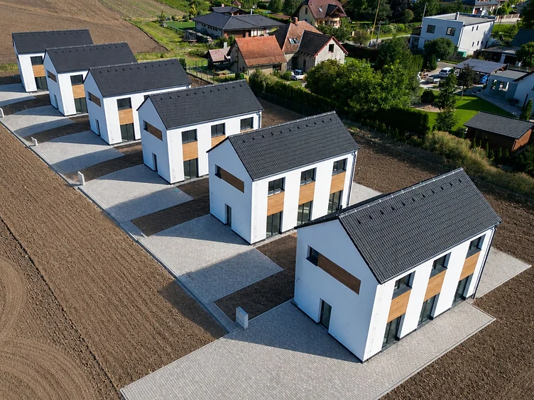 Letecký pohled na developerský projekt šesti rodinných domů