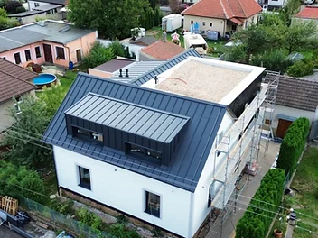 máme hotovou střechu, probíhají dokončovací práce na fasádě a zaklápění SDK konstrukcí – foto 2