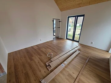 pokládají se finální podlahy a montují se vnitřní dveře