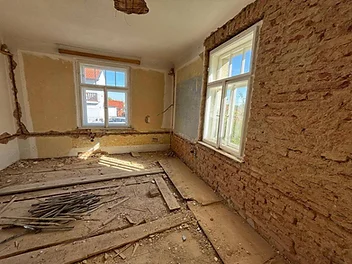 probíhá vyklízení stavby a odstraňování starých omítek – foto 3