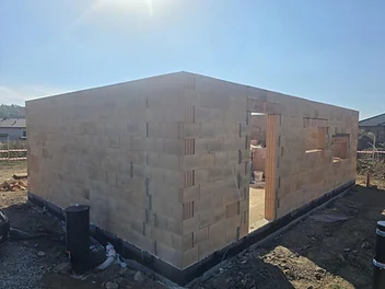 pracujeme na vyzdívce domu – foto 1