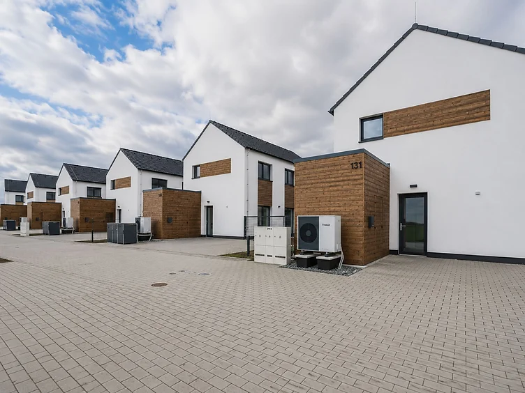 Řada rodinných domů v developerském projektu KD Haus