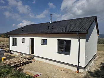 máme hotovou fasádu a pracujeme na vnitřních omítkách – foto 4