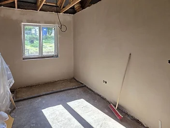 máme hotovou fasádu a pracujeme na vnitřních omítkách – foto 1