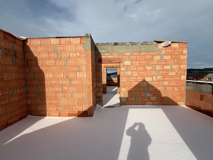 19.202026 máme hotovou vyzdívku 2.NP i štítů – foto 1