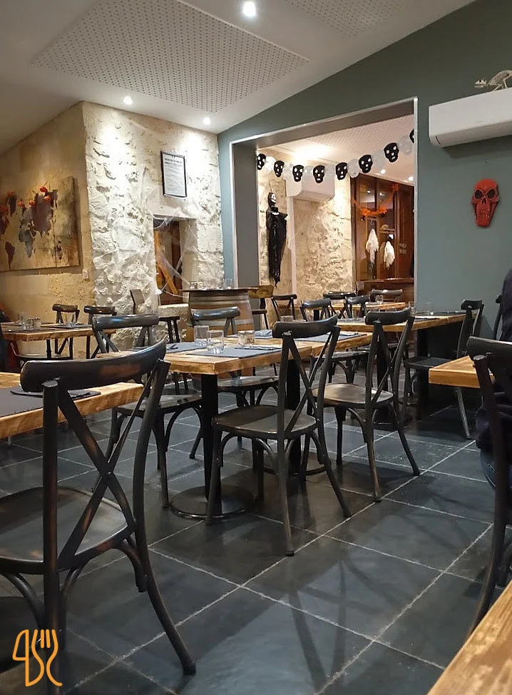 Interior cálido y moderno del gastrobar Mirador del Serpis en Gandía