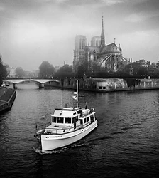 Le Saint Louis naviguant près de Notre-Dame
