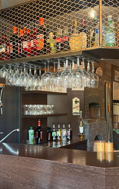 Le bar et son comptoir, machine à café Crema