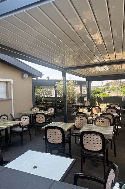 La terrasse couverte et son olivier