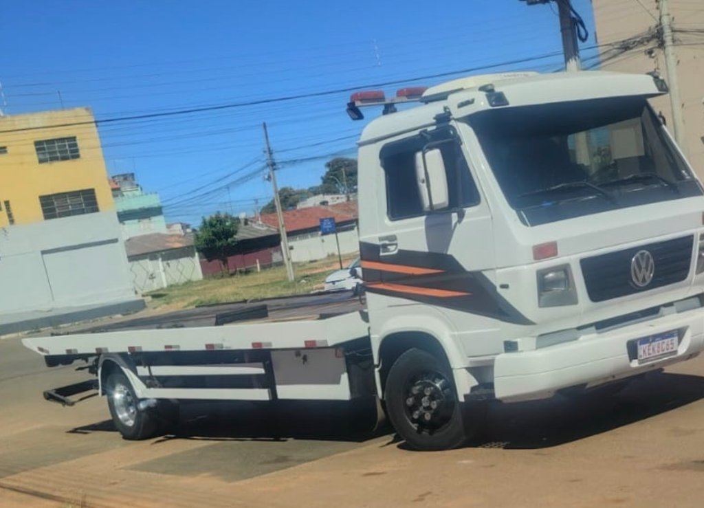 Caminhão guincho Autosocorro Gomes de dia