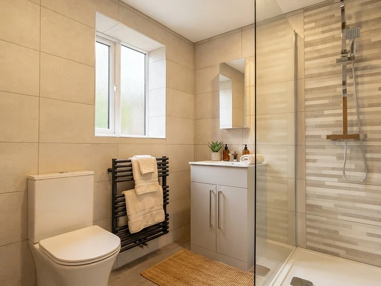 Stone-Feature Shower Room