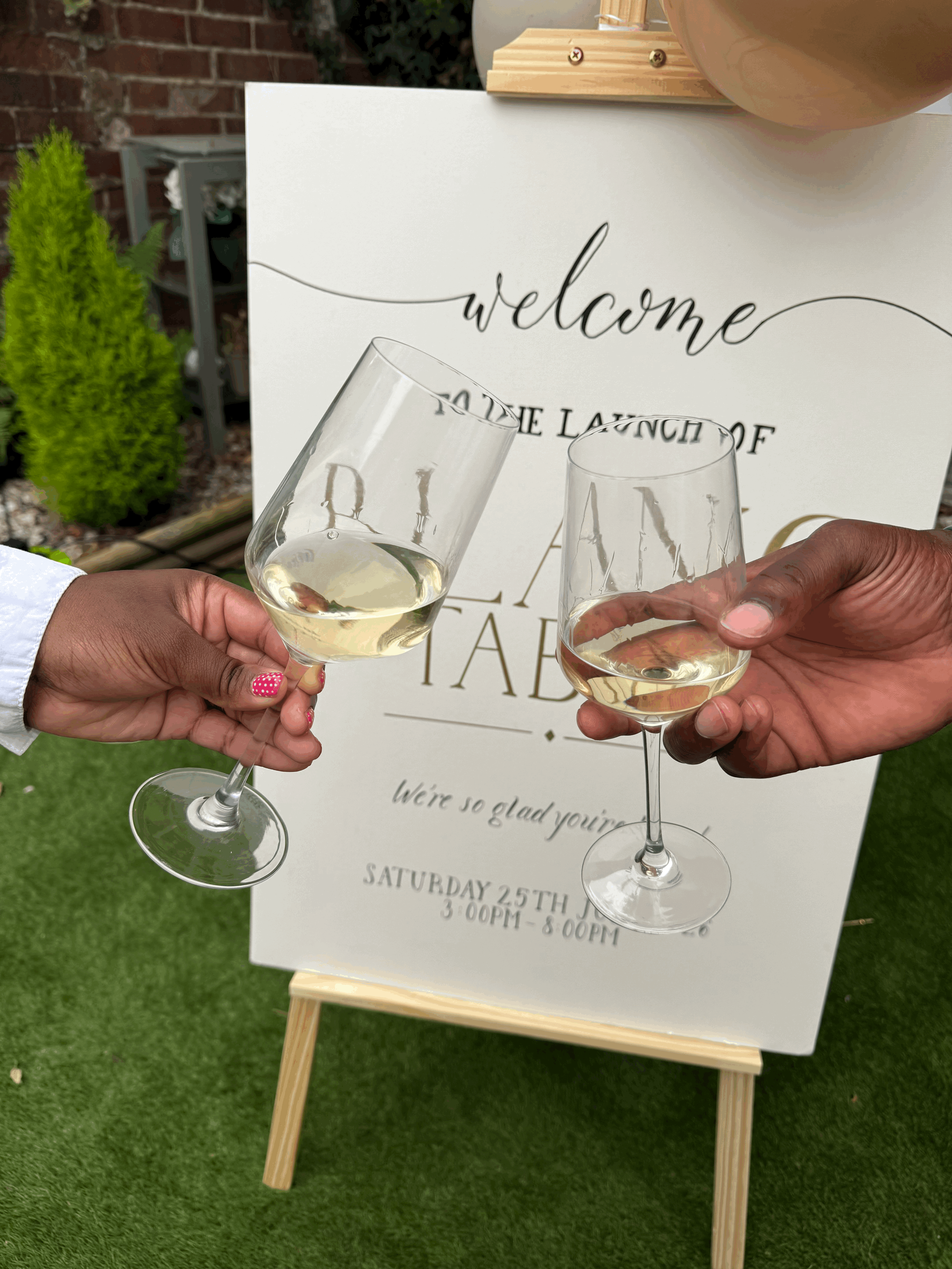 Blanc Table cart with premium glassware