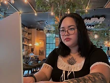 Deskaven assistant working from a cafe