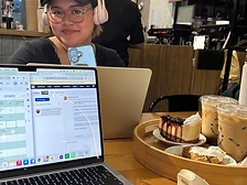 Deskaven assistant working from a cafe