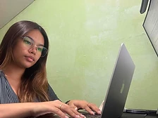Deskaven assistant typing on her laptop
