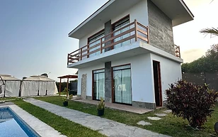 Fachada con piscina