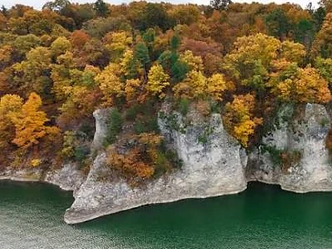 Tenkiller State Park — clear water lake with towering limestone cliffs