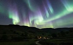 CELESTIAL SPECTACLE: UK SKIES LIGHT UP IN RARE AURORA DISPLAY