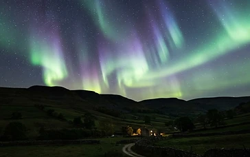 CELESTIAL SPECTACLE: UK SKIES LIGHT UP IN RARE AURORA DISPLAY