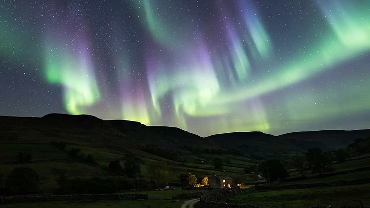 CELESTIAL SPECTACLE: UK SKIES LIGHT UP IN RARE AURORA DISPLAY