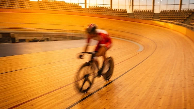 Gold for the Doctor: Anna Morris Triumphs on the Track in Glasgow