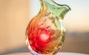 MODERN SCIENCE RECREATES ANCIENT ROMAN COLOUR-CHANGING GLASS
