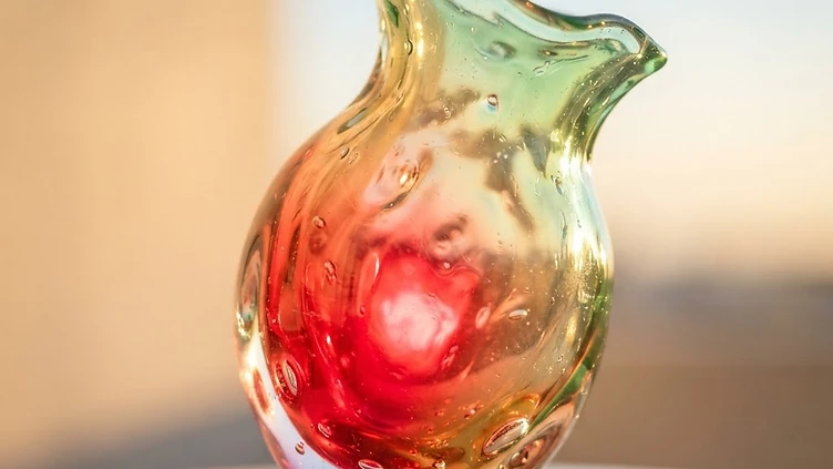MODERN SCIENCE RECREATES ANCIENT ROMAN COLOUR-CHANGING GLASS