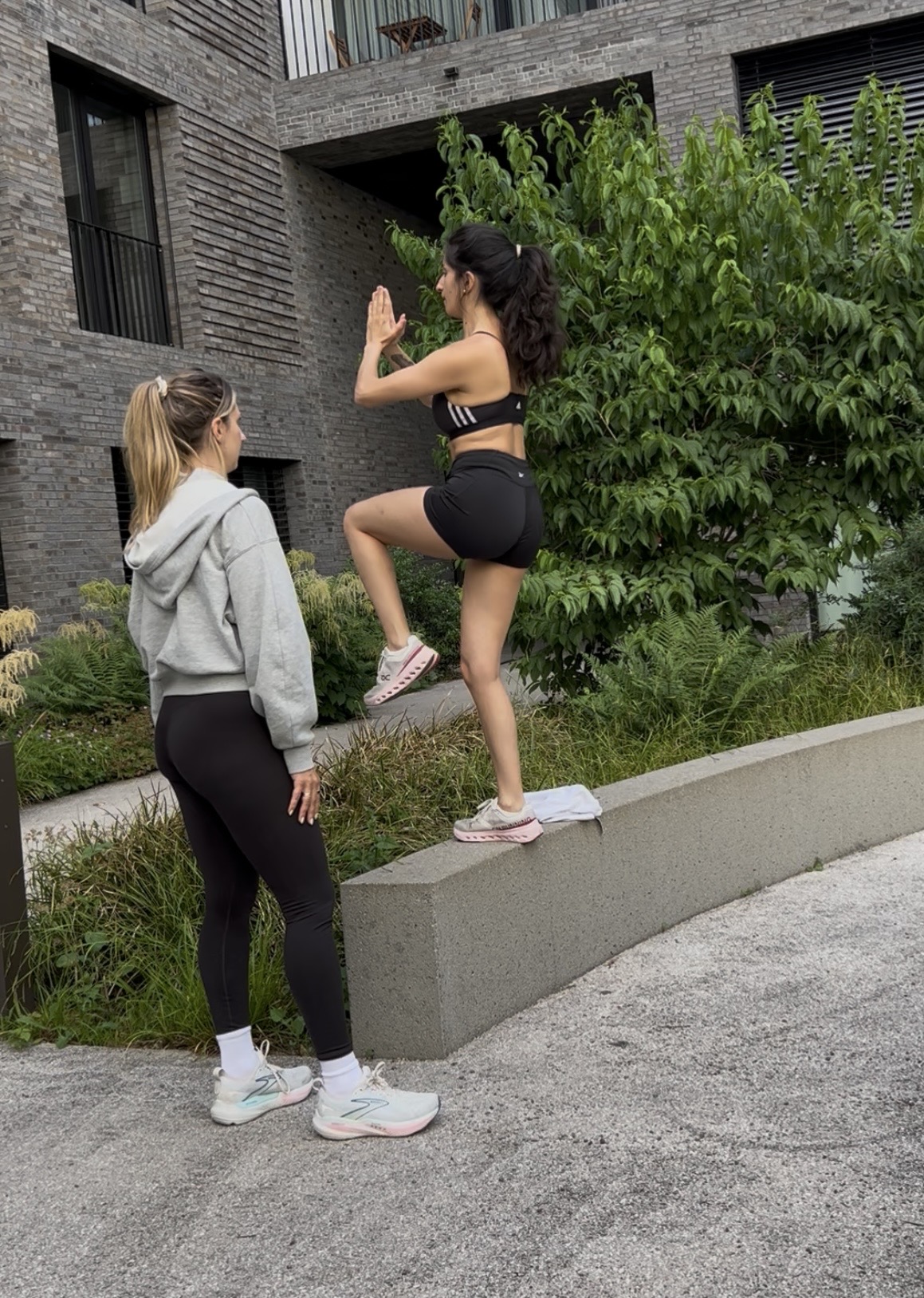 Übung an einer Mauer im Freien, Outdoor-Training in Zürich