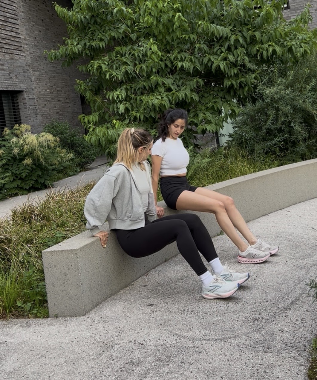 Kurze Pause nach dem Training, sitzend im Freien