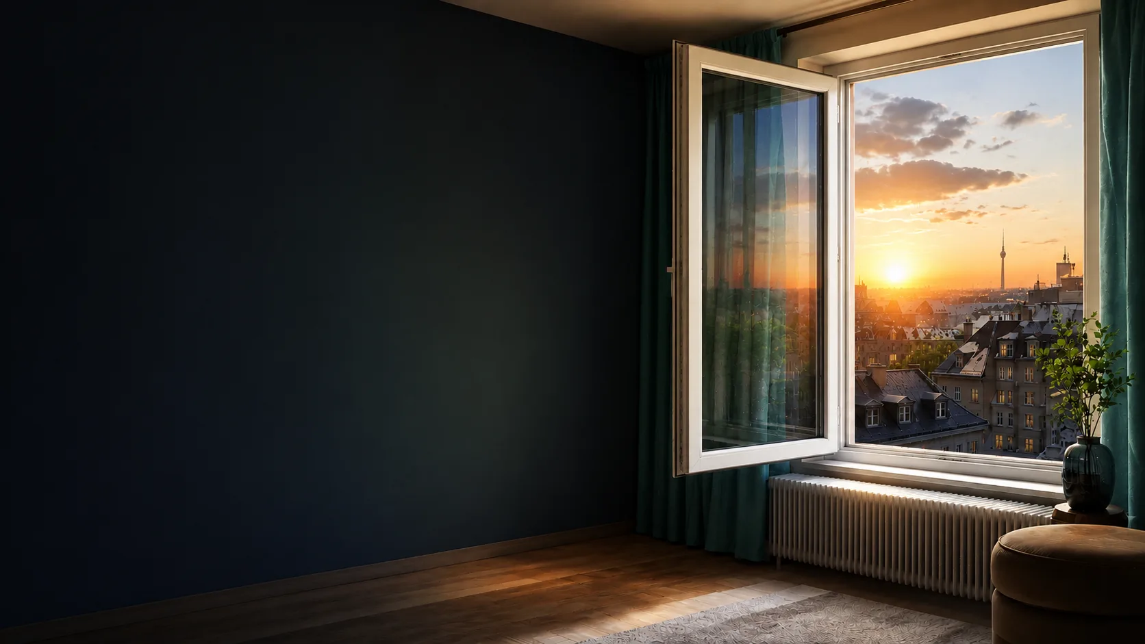 Fenster mit Blick auf den Berliner Fernsehturm bei Sonnenuntergang in einem modern eingerichteten Zimmer Blick aus einem Zimmerfenster auf die Berliner Skyline und den Fernsehturm während eines warmen Sonnenuntergangs