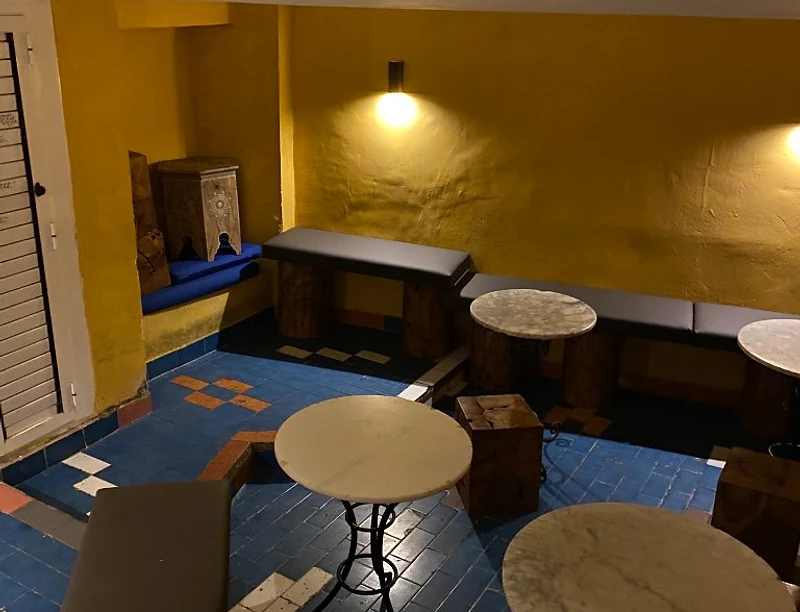 Interior cálido de Fata Morgana