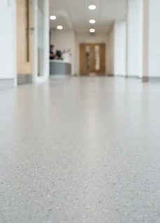 Frisch versiegelter, fugenloser Praxisboden in einem Praxisflur