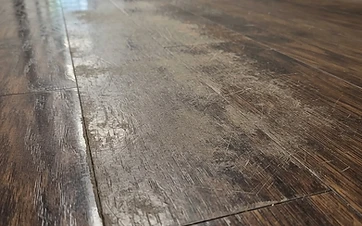 Vinylboden mit matten, ungleichmäßigen Stellen im Laufweg