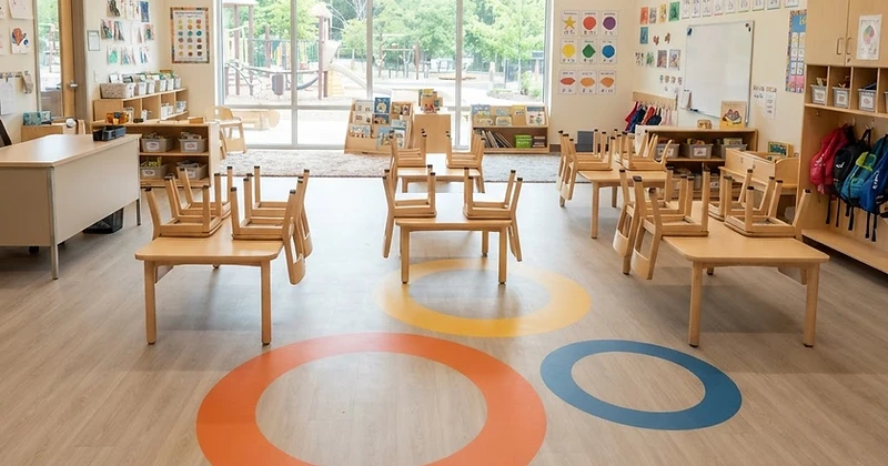 Lichte ruimte in de kinderopvang met gekleurde bodemgrafieken