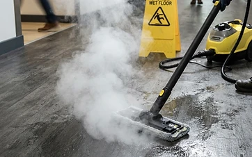 Dampfreiniger im Einsatz auf einem Vinylboden, der beschädigt werden kann