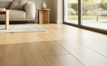 Aufgefrischter Laminatboden in einem hellen Wohnraum mit Tageslicht