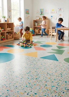 Farbenfroh gestalteter Kita-Boden mit bunten Mustern