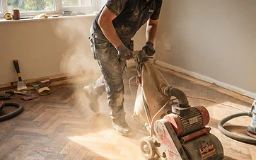 Parkettboden, der frisch neu versiegelt wurde und gleichmäßig glänzt