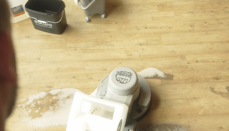 Opwaarderen van een houten vloer met een reinigings- en polijstmachine