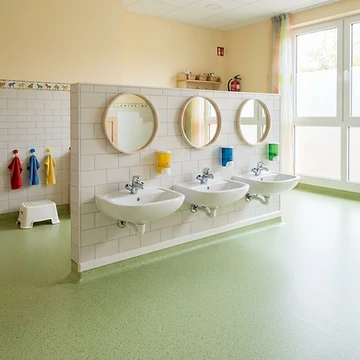 Helles, sauberes Kita-Badezimmer mit Waschbecken