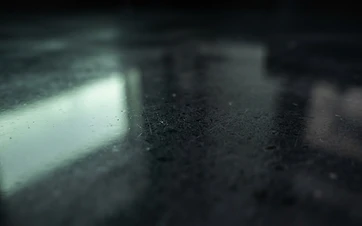 Detailaufnahme einer gepflegten und versiegelten Bodenoberfläche