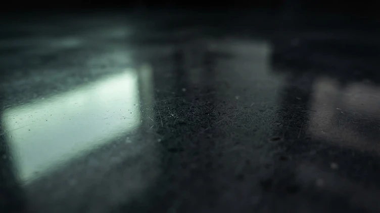 Detailaufnahme einer gepflegten und versiegelten Bodenoberfläche