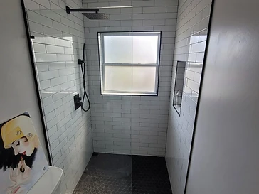 Modern Black & White Shower — photo 1